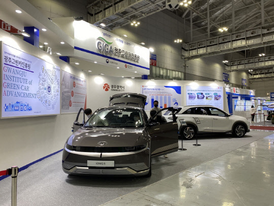 현대자동차 아이오닉 5(왼쪽) 및 수소전기차 넥쏘. 장우진 기자